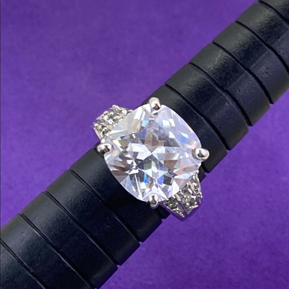 💛 Elegant Silver Big CZ Ring - Picture 5 of 7